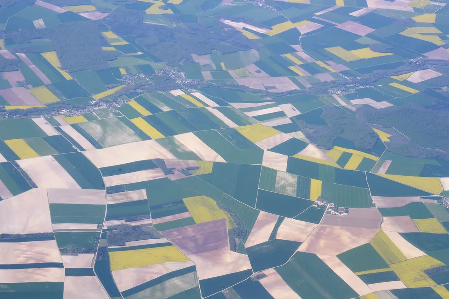 Vue aérienne d'un patchwork de parcelles agricoles